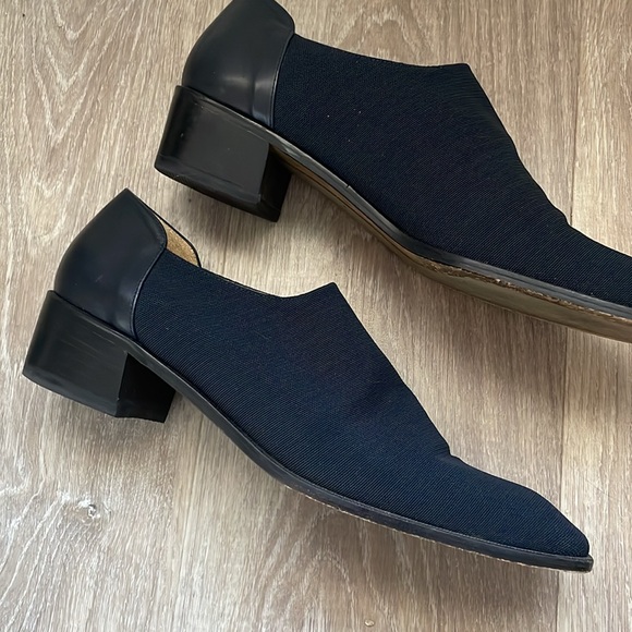 Beautiful navy blue very comfortable shoe perfect for work, or casual wear - Picture 2 of 4